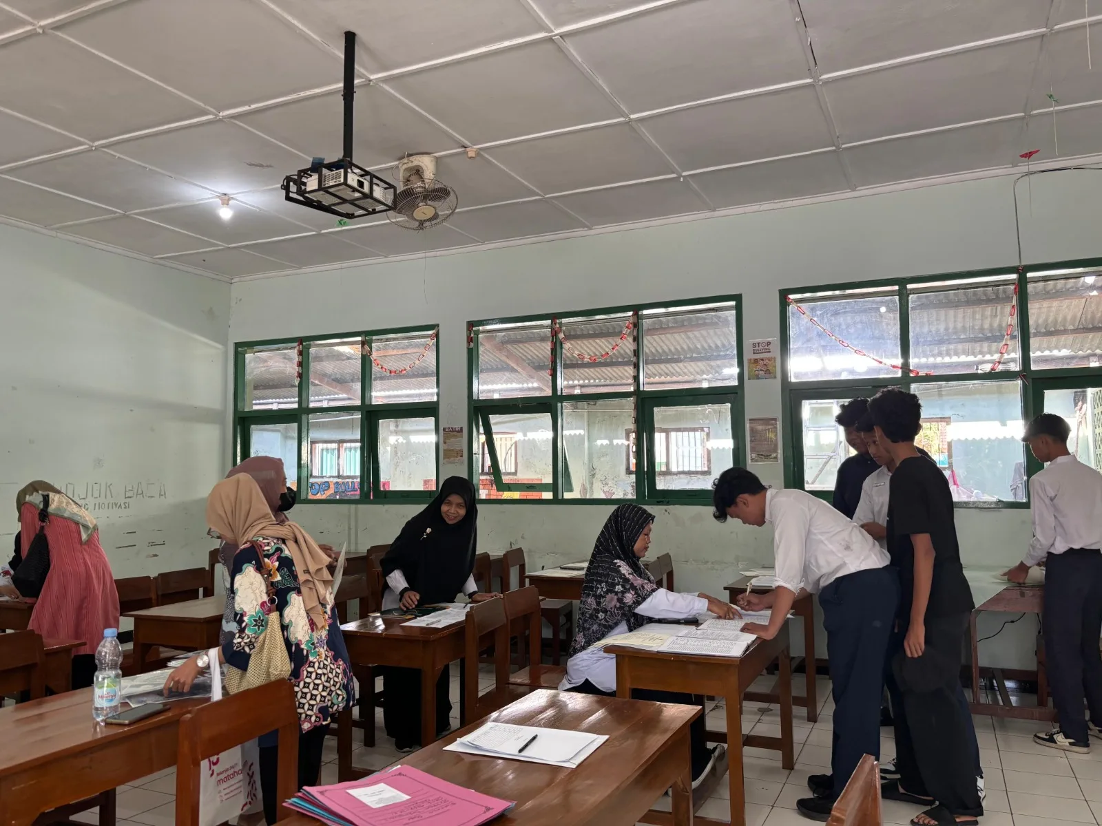 Wali Kelas IX MTsN 8 Sleman Bagikan Sertifikat Hasil Tes Kemampuan Akademik kepada Alumni