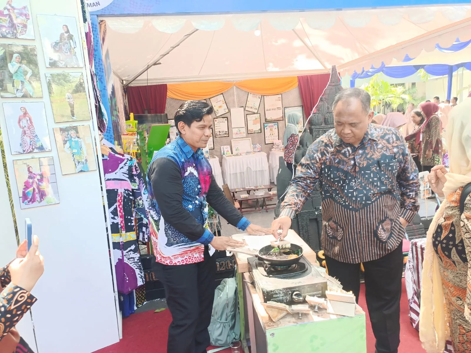 Bupati Sleman Antusias Membatik di Pameran MTsN 8 Sleman Kapanewon Prambanan