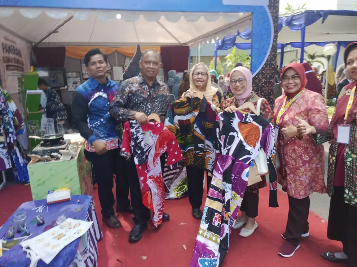 Bupati Sleman Kunjungi Stan MTsN 8 Sleman pada Konferensi Pendidikan Indonesia