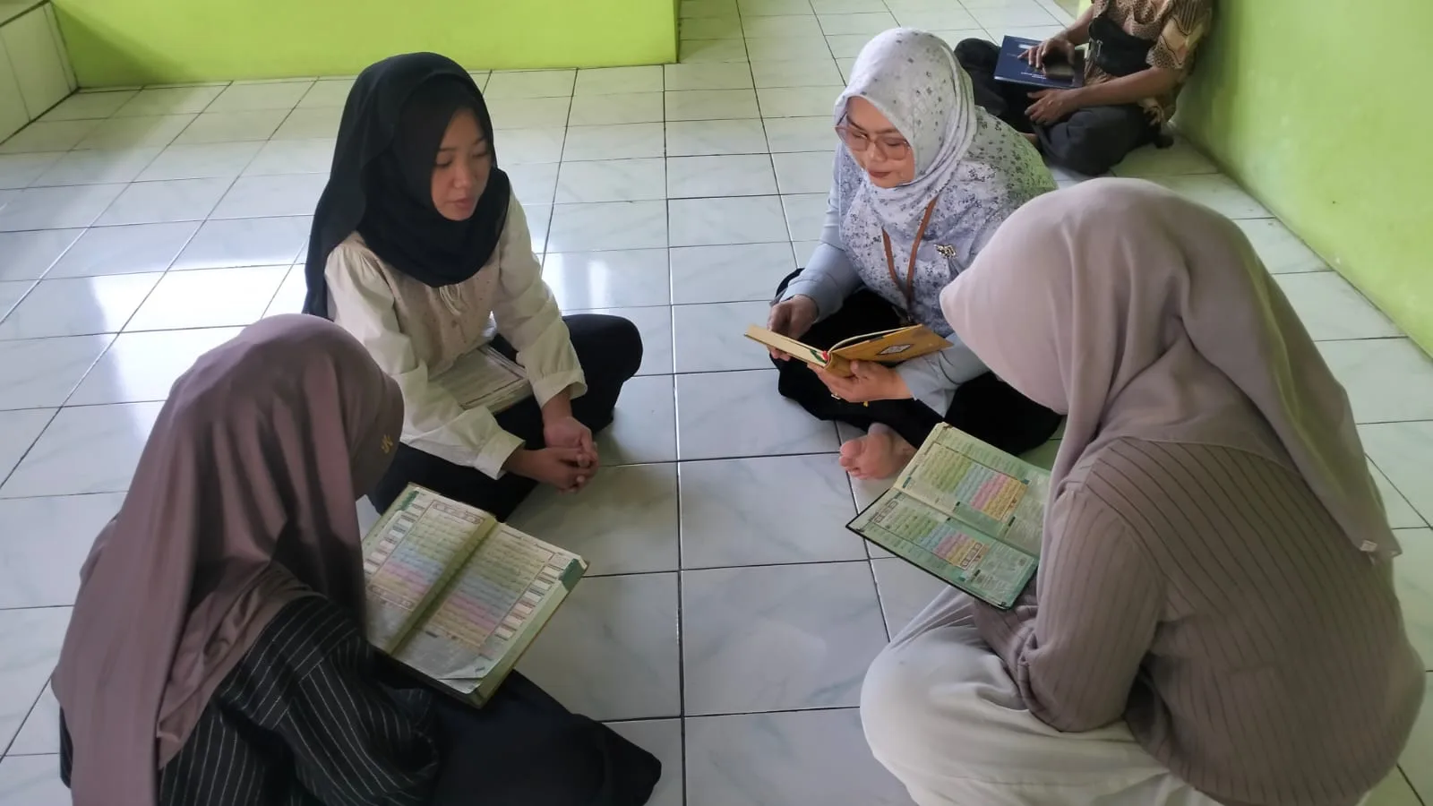 Guru dan Pegawai MTsN 9 Sleman Bersama Musrifah Simak Hafalan Santri Khotmil Qur’an