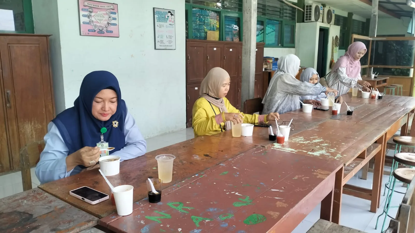 Guru, Musrifah, Santri, dan Orang Tua Nikmati Makan Bakso Usai Khotmil Qur’an Boarding MTsN 9 Sleman