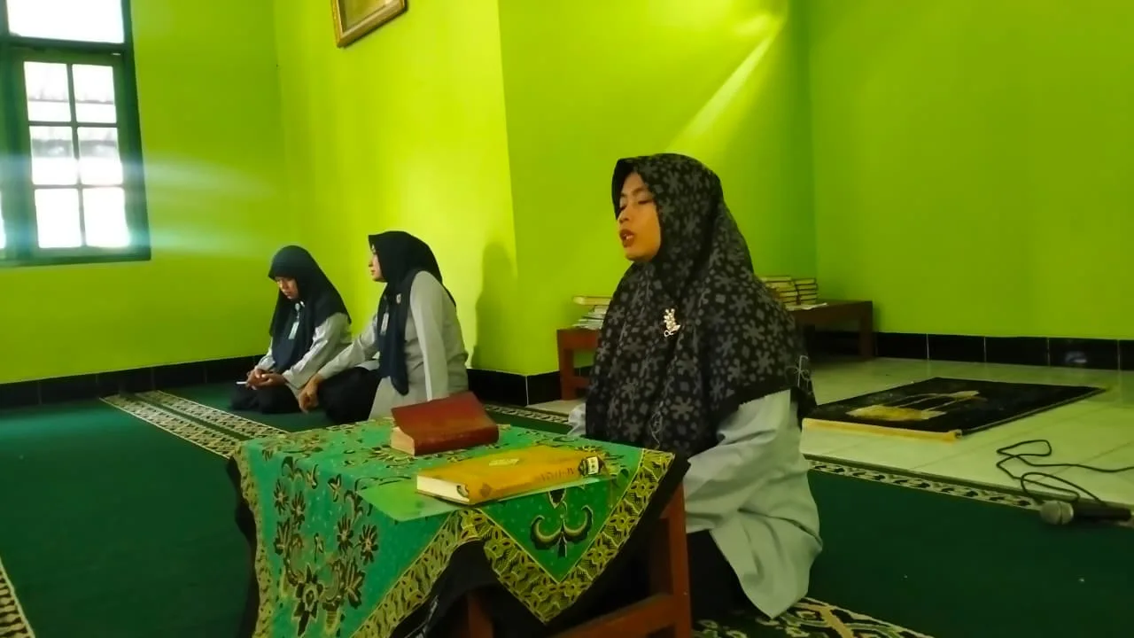 Guru Tahfiz MTsN 9 Sleman Pimpin Doa Khotmil Qur’an bagi Tujuh Santri Boarding