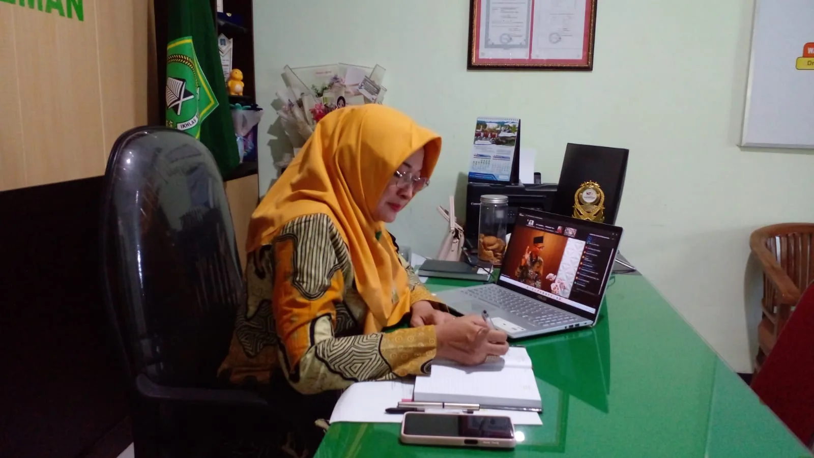 Kamad dan Segenap ASN MTsN 9 Sleman, Ikuti Zoom “Ruang Bicara Kita” Diselenggarakan Kankemenag Sleman