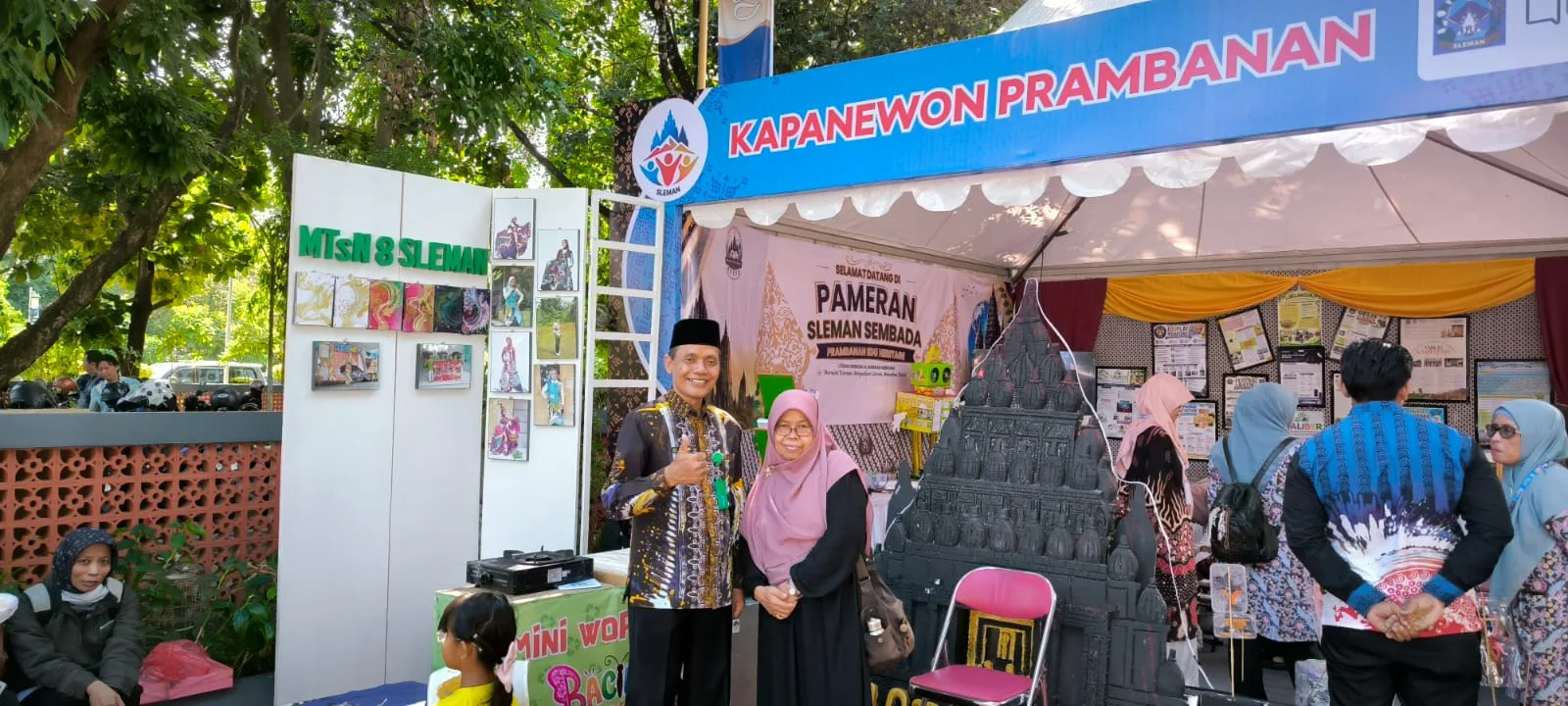 Kepala MTsN 8 Sleman dan Ketua Dharma Wanita Kunjungi Stan pada Konferensi Pendidikan Indonesia