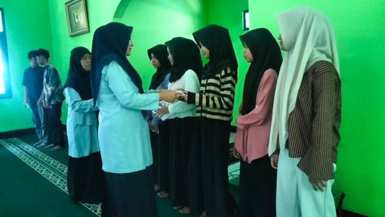MTsN 9 Sleman Salurkan Santunan kepada 11 Murid Yatim- Piatu dalam Momentum Khotmil Qur’an Boarding