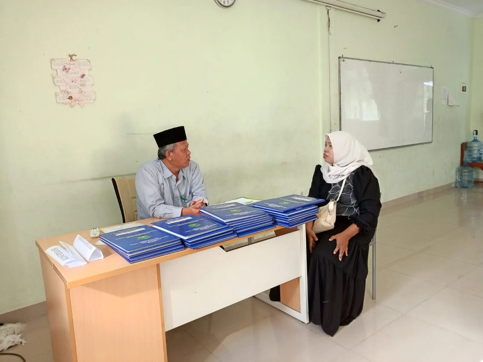 Sinergitas Madrasah dan Orang Tua, Wali Kelas VIII B Serahkan Rapor Semester Genap