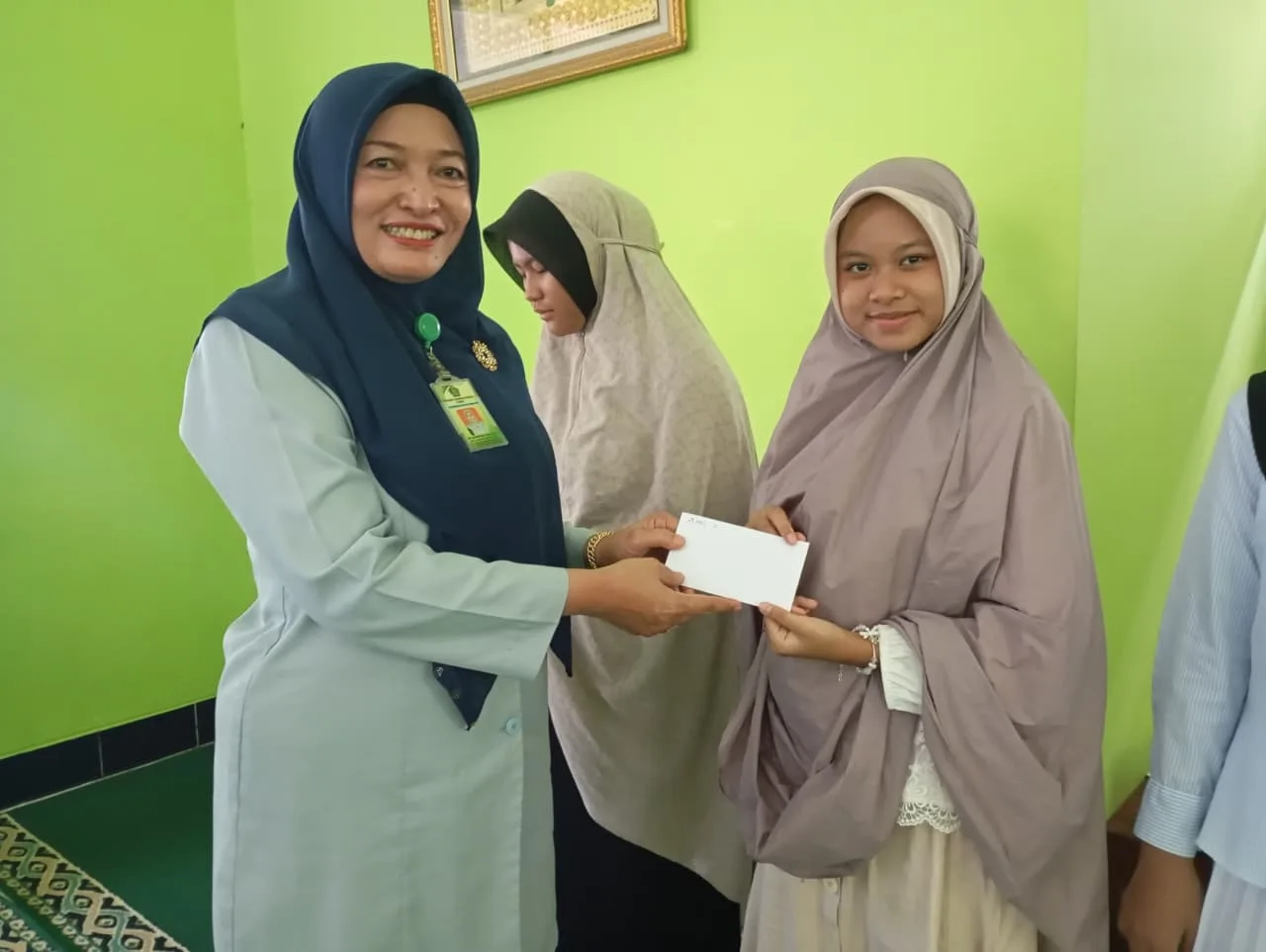 Tuntas Hafalan Al-Qur’an, Tujuh Santri Boarding MTsN 9 Sleman Terima Penghargaan dan Uang Pembinaan