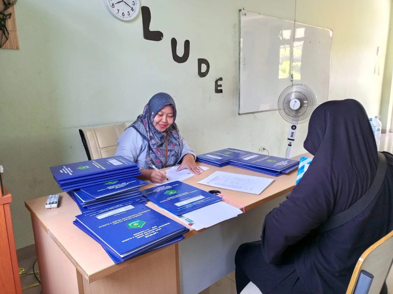 Wali Kelas VIII D Jalin Komunikasi dengan Orang Tua melalui Penyerahan Rapor Semester Genap