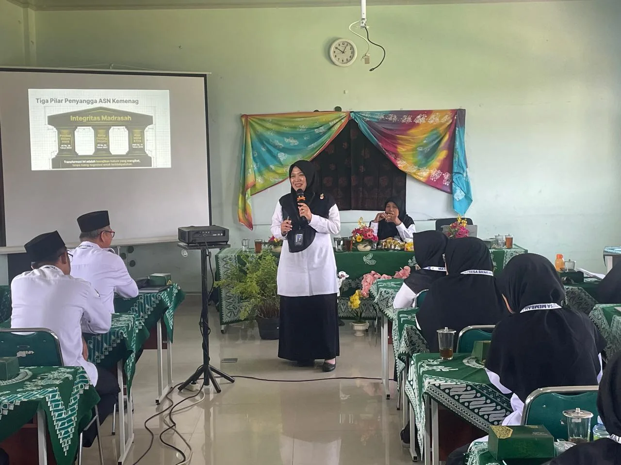Guru dan Jajaran Pegawai MTsN 10 Sleman Terima Pencerahan Nilai Ber-AKHLAK