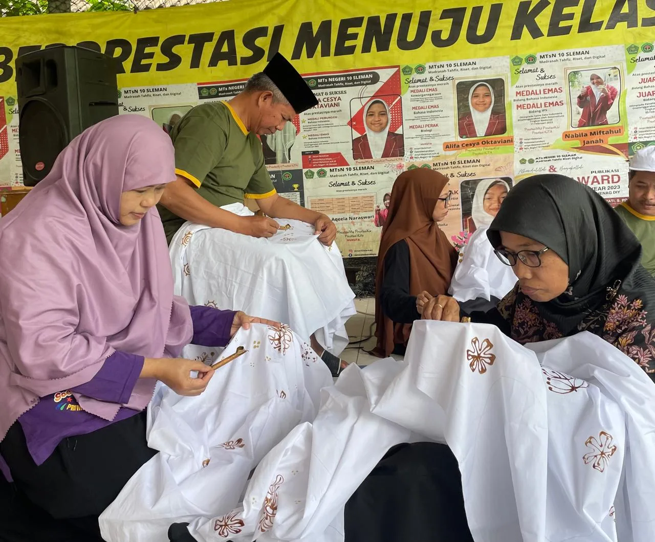 Guru dan Pegawai MTsN 10 Sleman Kompak Ikuti Workshop Membatik