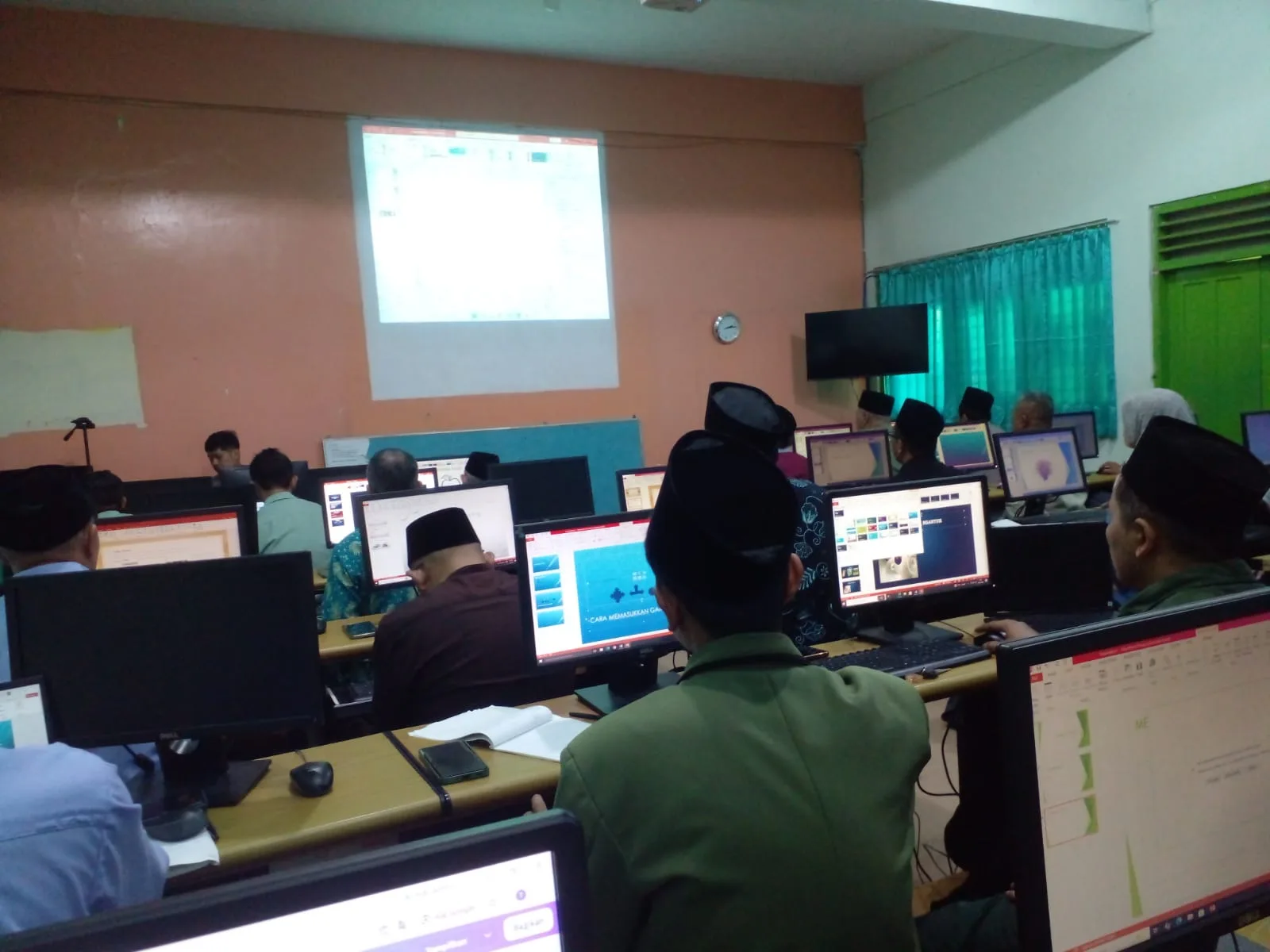 Tiga PPPK MTsN 2 Sleman Ikuti Mentoring Kecakapan IT dari Kankemenag