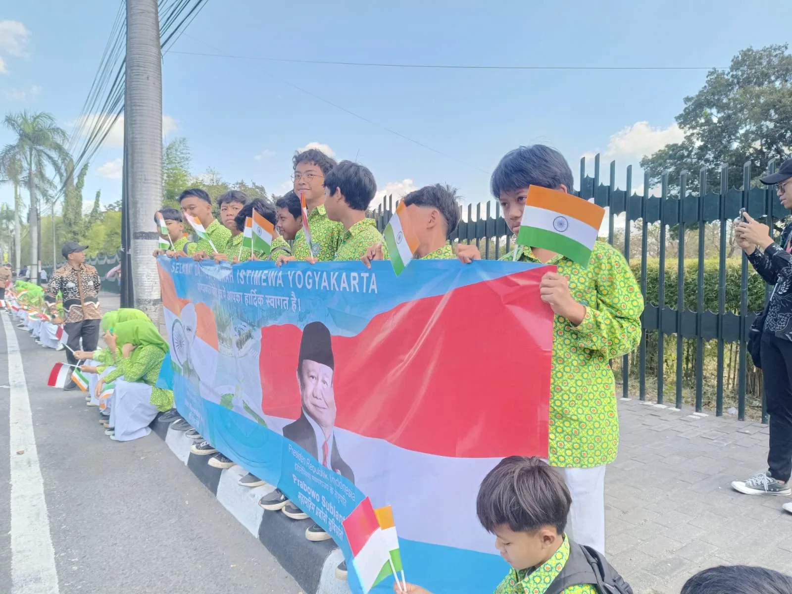 Siswa MTsN 8 Sleman Antusias Sambut Kunjungan Presiden RI di Prambanan