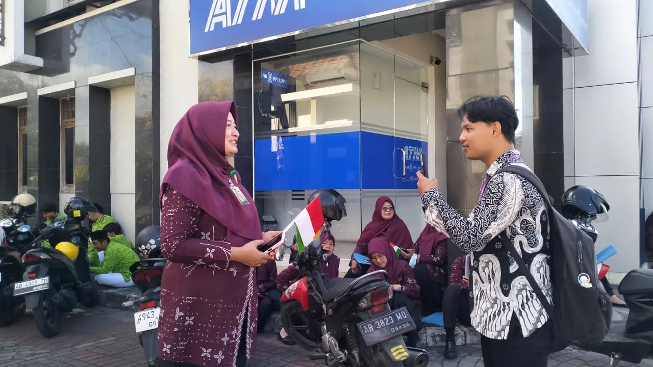 Kepala MTsN 9 Sleman Diwawancarai Wartawan Jelang Penyambutan Presiden RI dan PM India