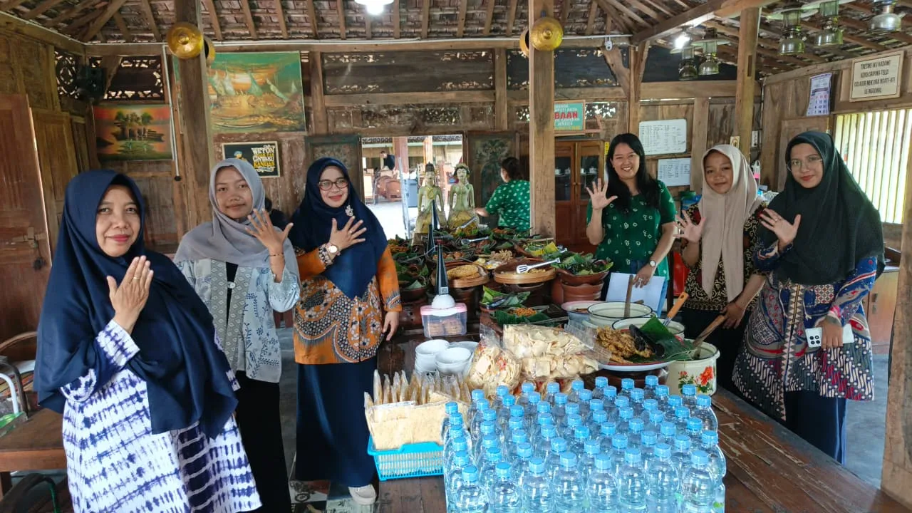 MAN 5 Sleman Terjunkan Tim Monitoring Pantau PKL 53 Siswa Tata Boga