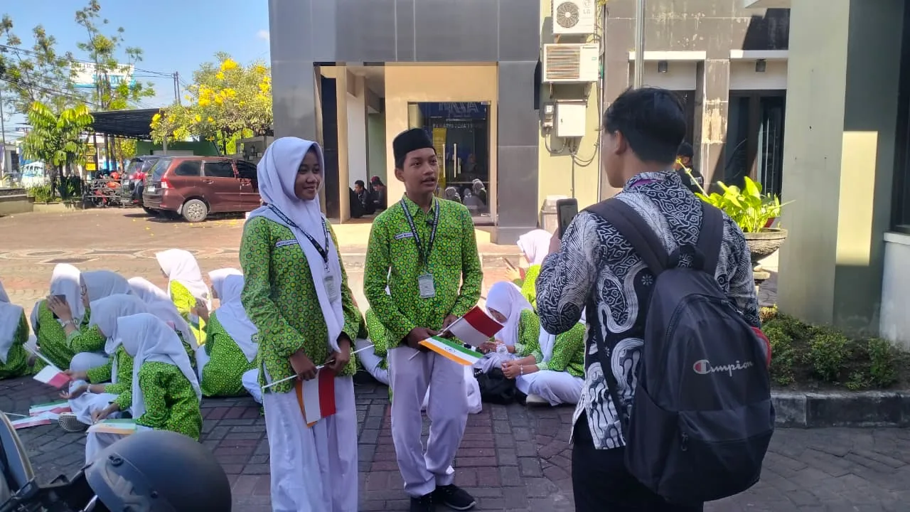 Semangat Siswa MTsN 9 Sleman Sambut Presiden RI dan PM India Tarik Perhatian Wartawan