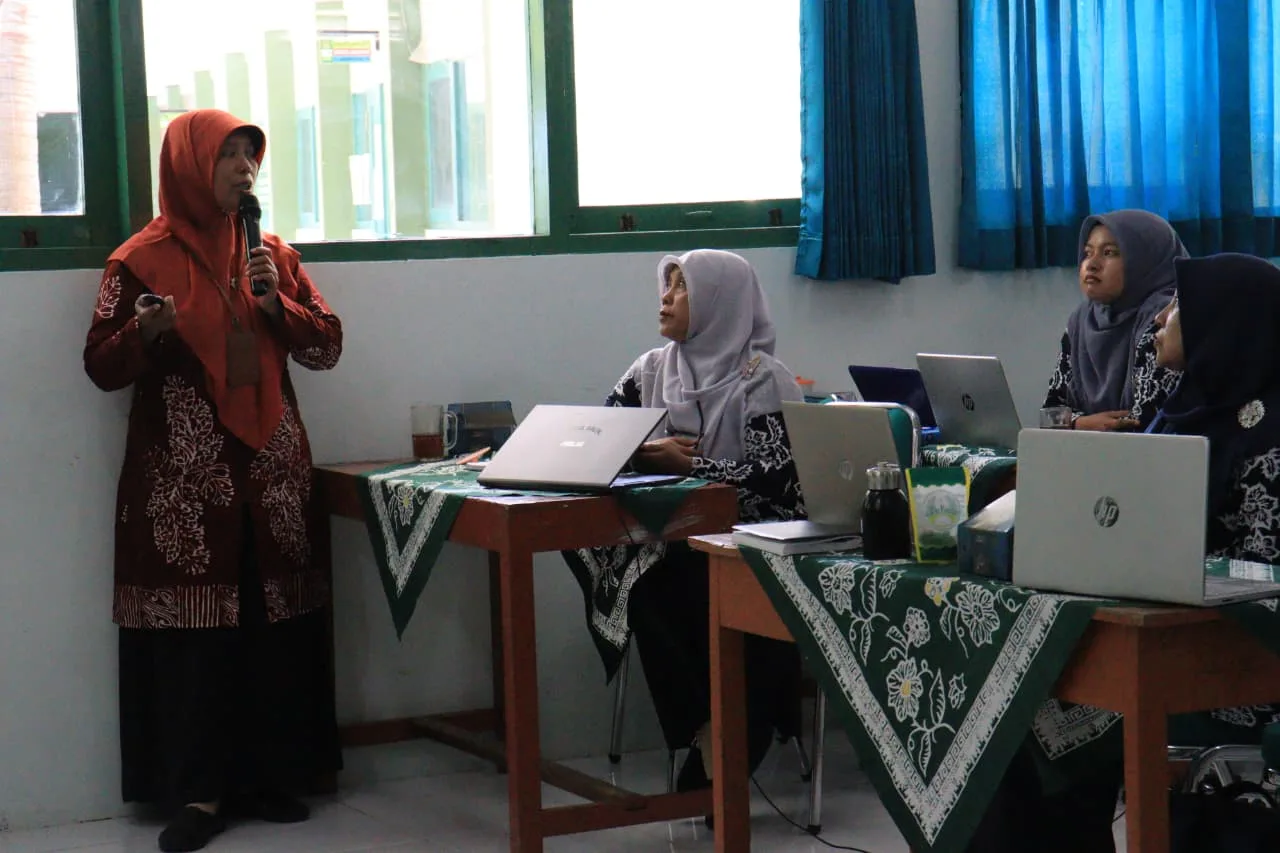 Workshop di MTsN 9 Sleman: Pengawas Pembina, Tekankan Implementasi Panduan Pembelajaran dan Asesmen Kurikulum Merdeka