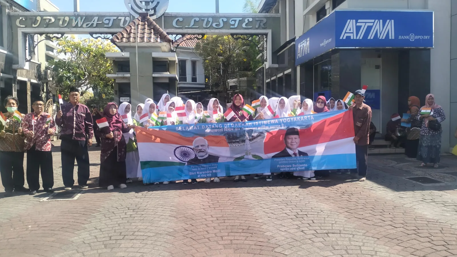 MTsN 9 Sleman Sambut Kunjungan Presiden RI Prabowo Subianto dan Perdana Menteri India