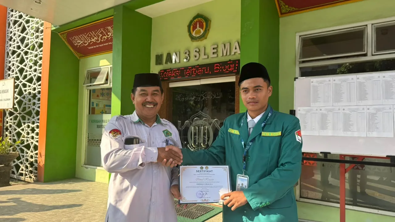 Dorong Prestasi Madrasah, Juara Kelas MAN 3 Sleman Terima Sertifikat Apresiasi