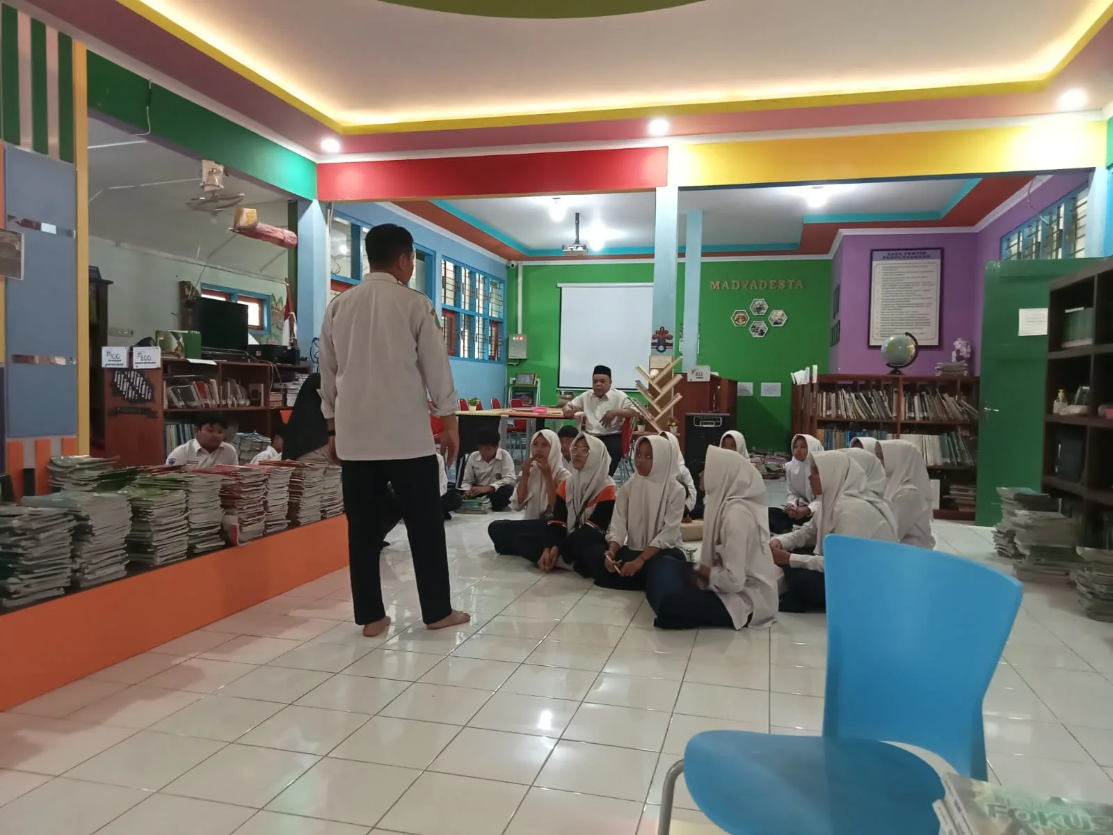 Hari Pertama Masuk Sekolah : Perpustakaan “Madyadesta” MTsN 8 Sleman Layani Pengembalian Buku Pelajaran