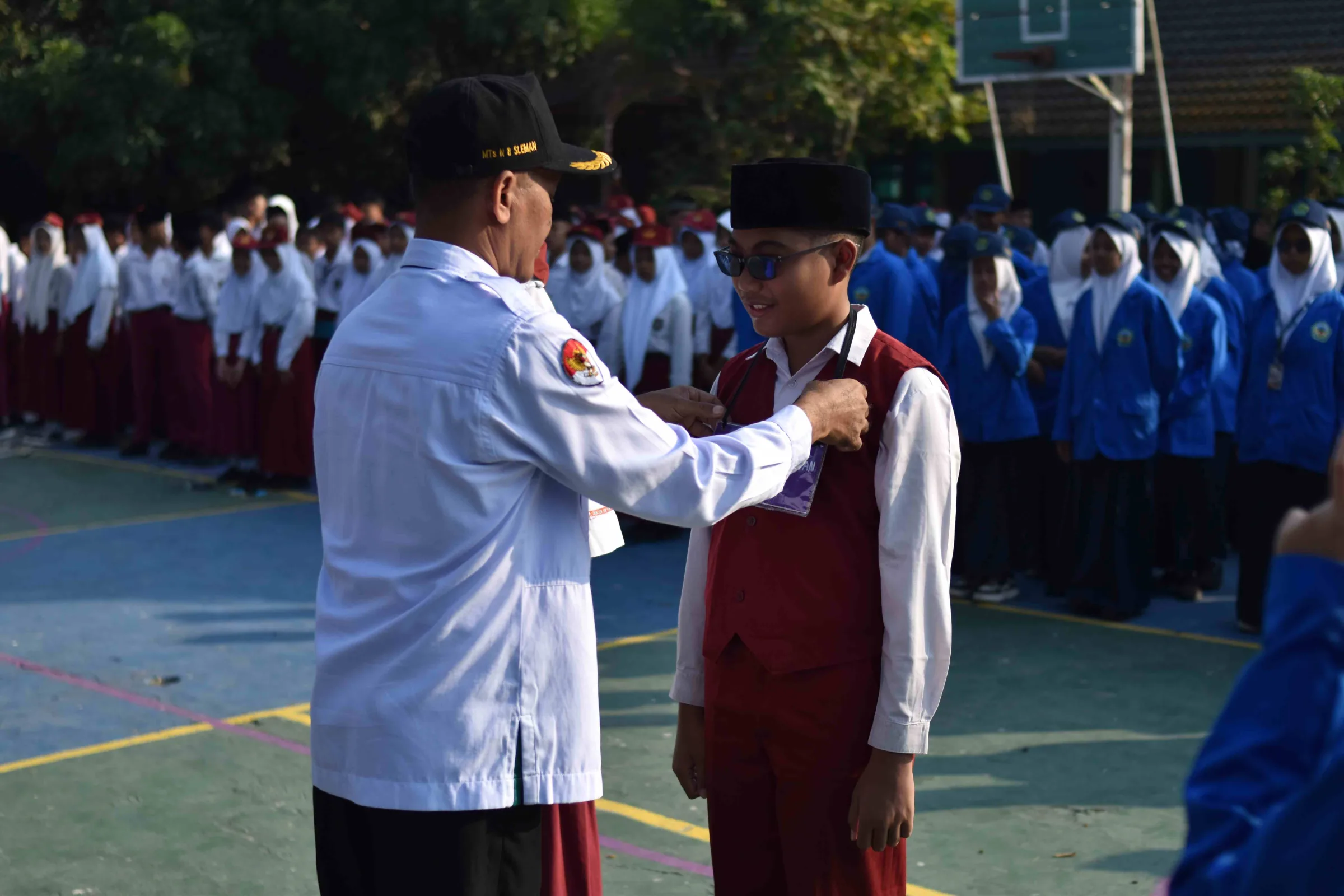 Pembukaan MATAMUDA MTsN 8 Sleman, Kepala Madrasah Sematkan Tanda Peserta