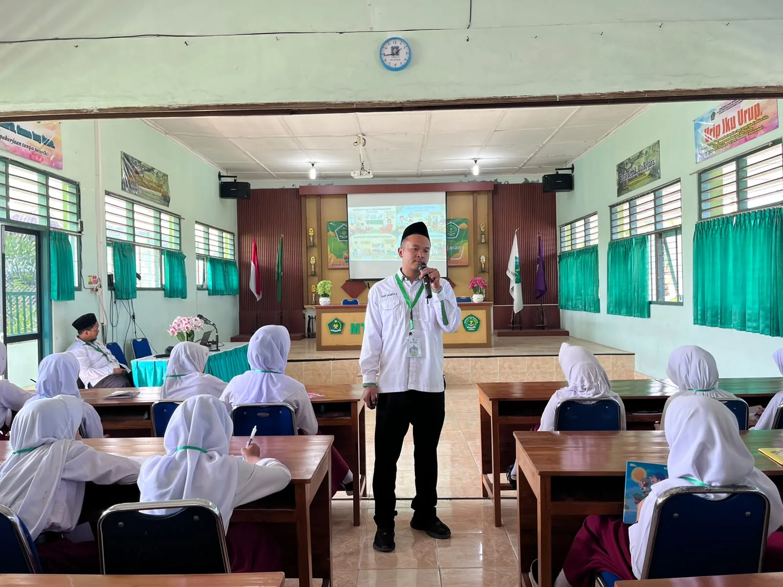 Waka Kesiswaan Kenalkan Tata Tertib dan Budaya Madrasah Kepada Murid Baru