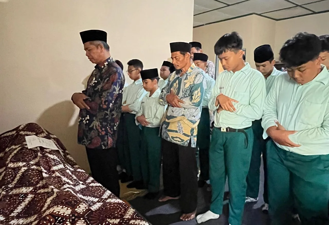 Ajak Empati dan Madrasah Berdampak, MTsN 10 Sleman Laksanakan Takziah ke Rumah Warga