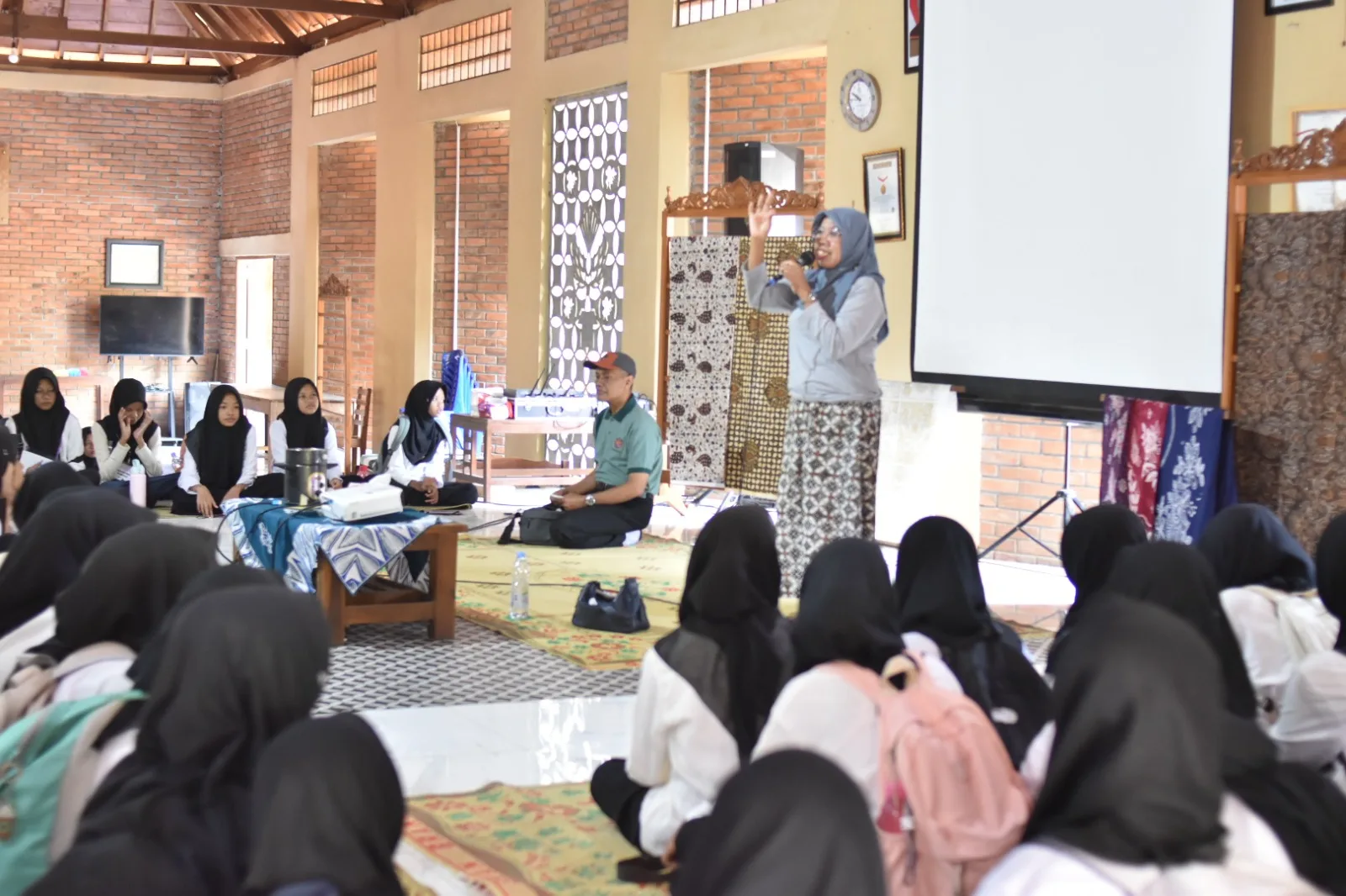 Kampung Batik Giriloyo Kenalkan Filosofi Sejarah Batik pada Murid Baru MTsN 8 Sleman