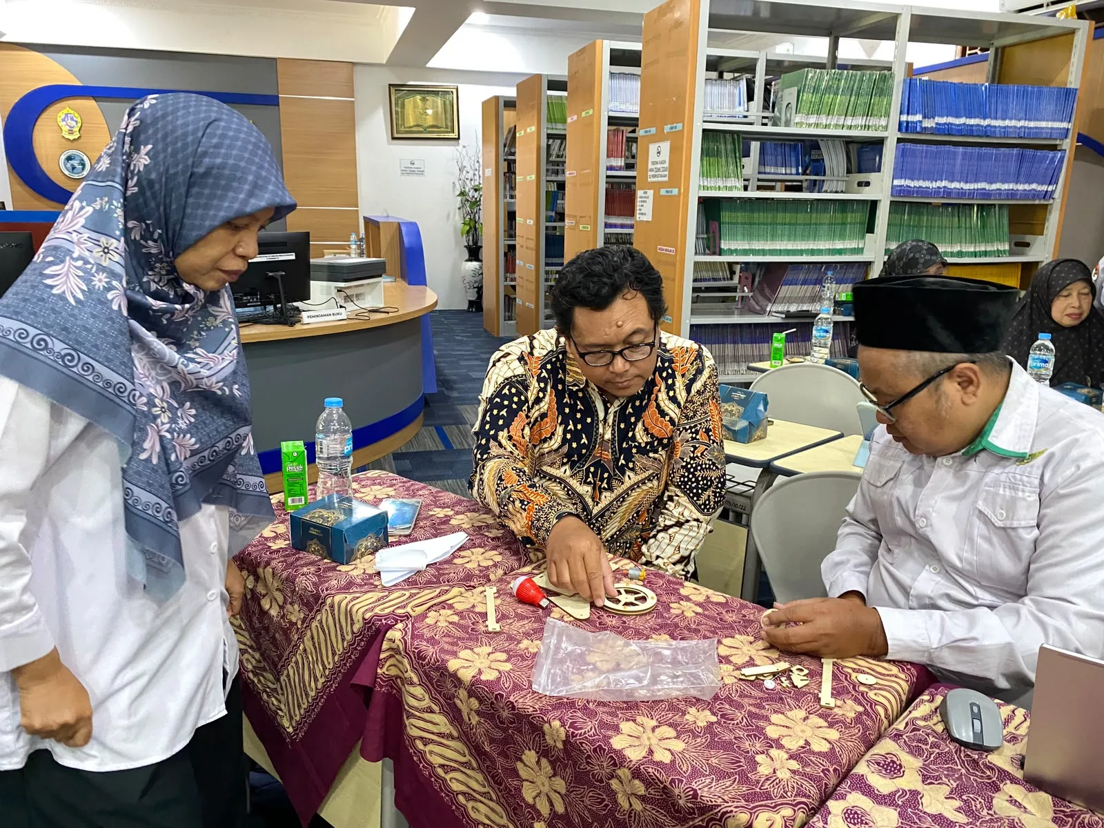 Ikuti Lokakarya STEAM, 3 Guru MTsN 3 Sleman  Merakit Generator di Ruang Perpustakaan