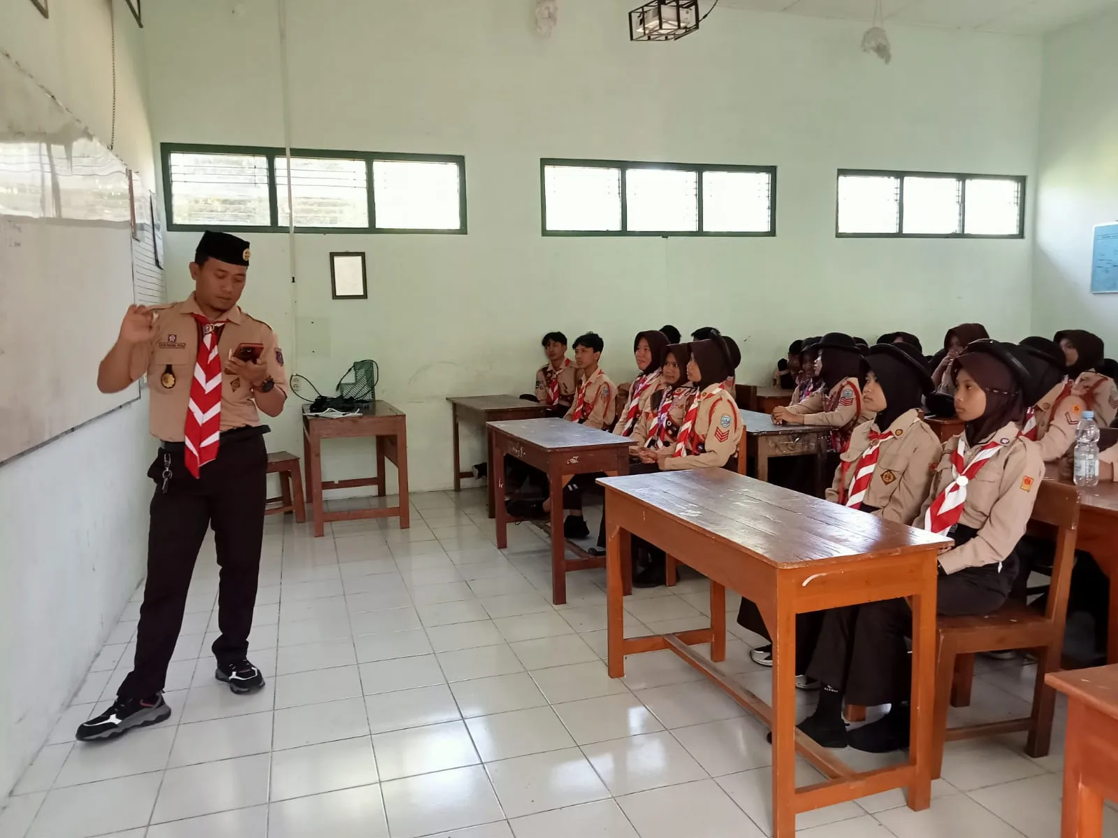 Kak Ryan Berikan Pembekalan Seleksi Pramuka Garuda kepada Peserta Didik MTs Negeri 8 Sleman