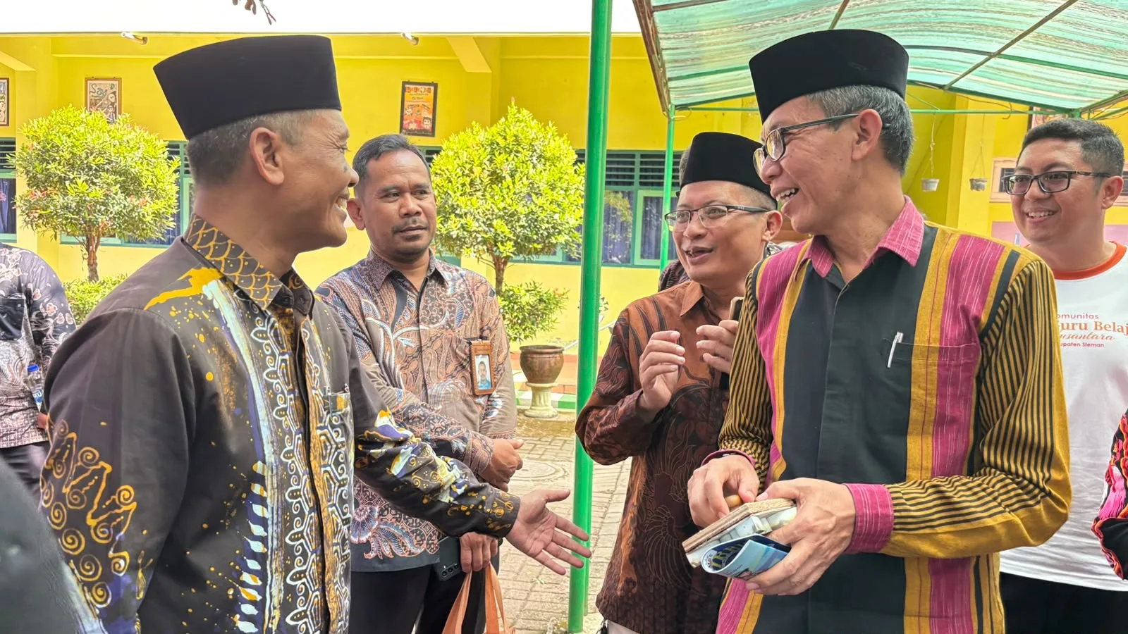Kepala Dinas Pendidikan Berikan Apresiasi Inovasi Batik MTsN 8 Sleman di TPN XIII