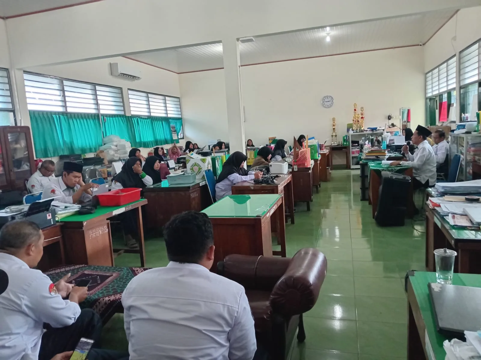 Mantapkan Agenda Madrasah, Jajaran Guru dan Pegawai MTsN 3 Sleman Ikuti Briefing Pagi