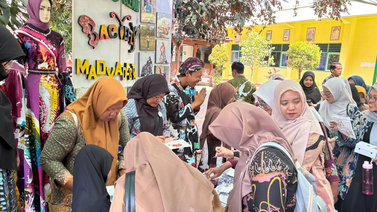 Mini Workshop Batik MTsN 8 Sleman Ramai Pengunjung di TPN XIII