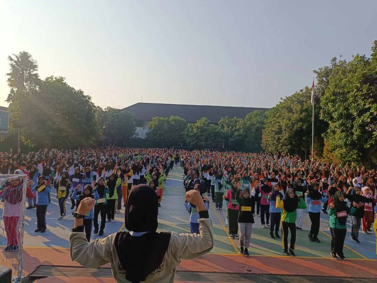 Segenap Civitas MTsN 8 Sleman Ikuti Senam Sehat Bersama di Halaman Madrasah
