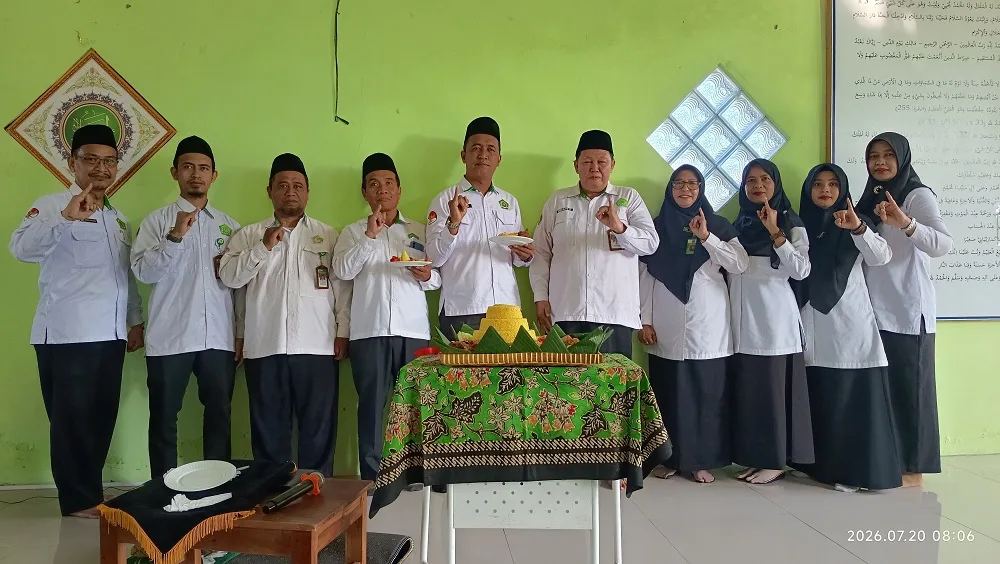 Semarak Harlah, MAN 2 Sleman Sambut Tahun Ajaran 2026/2027 dengan Mujahadah dan Pemotongan Tumpeng