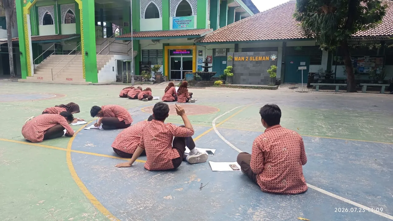 Belajar dari Lingkungan, Murid Kelas XI MAN 2 Sleman Tuangkan Keindahan Madrasah dalam Karya Seni Rupa