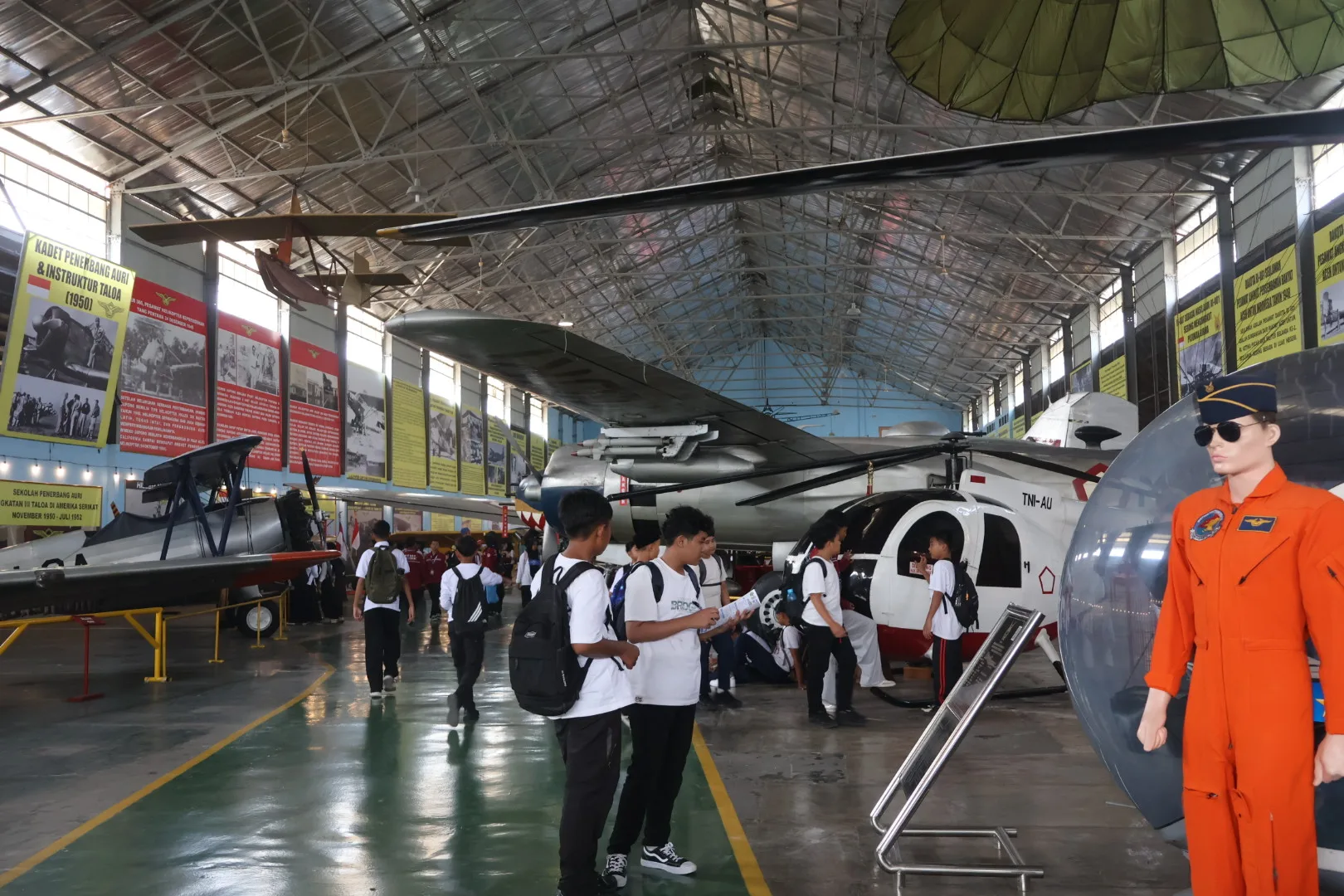 MTsN 8 Sleman Tuntaskan Tugas Edukatif Sambil Menjelajahi Museum Dirgantara