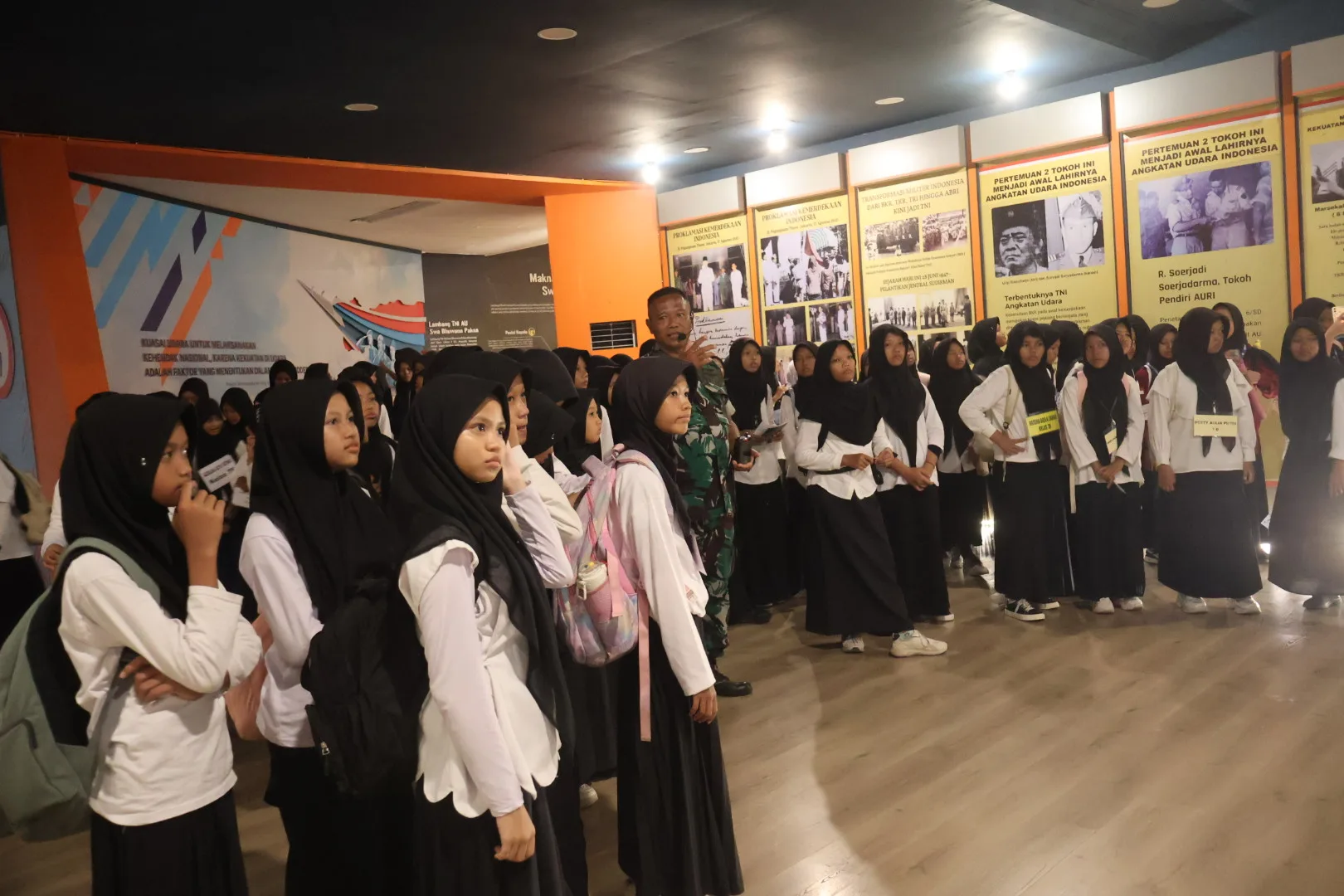 Murid Baru MTsN 8 Sleman Mengenal Sejarah Bangsa di Museum Pusat TNI AU Dirgantara Mandala