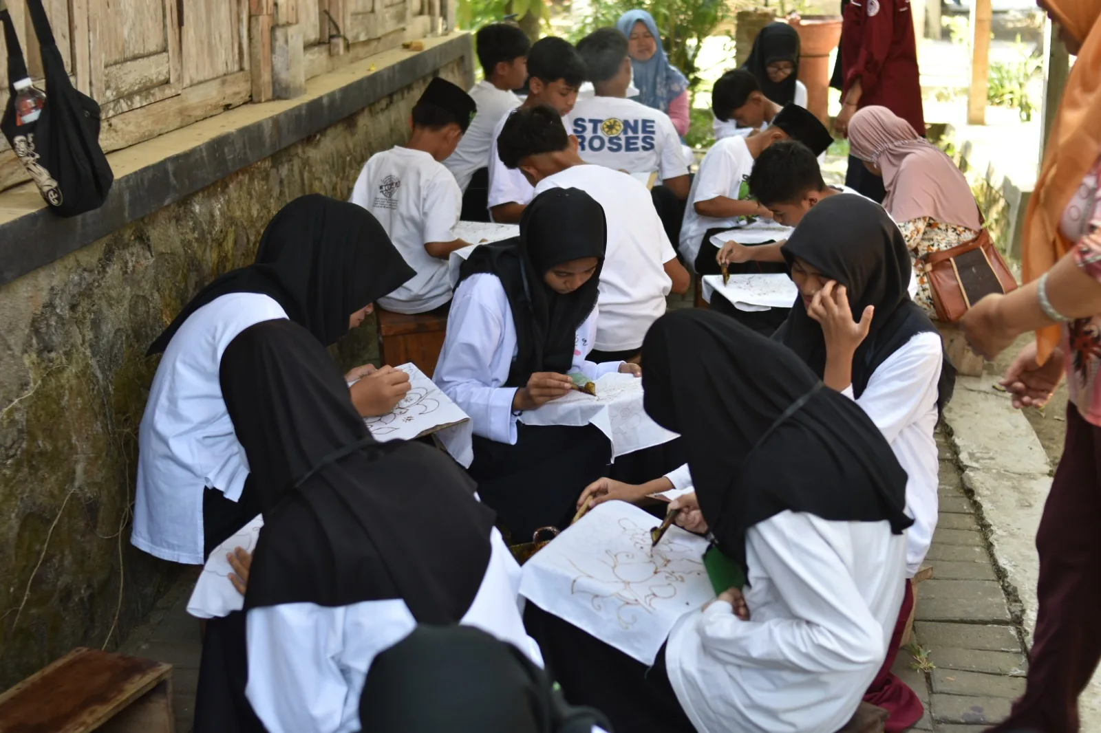 Murid MTsN 8 Sleman Belajar Membatik Tulis di Kampung Batik Giriloyo