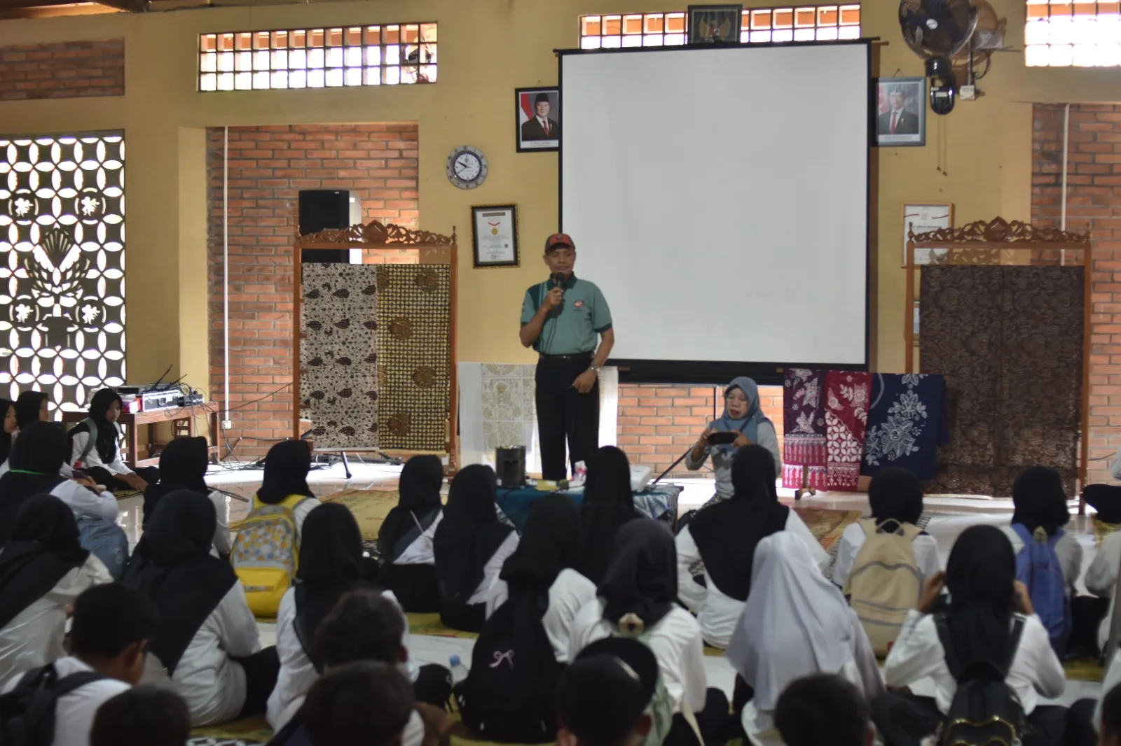 Outing Class MATAMUDA, Kepala MTsN 8 Sleman Ajak Murid Baru Membatik