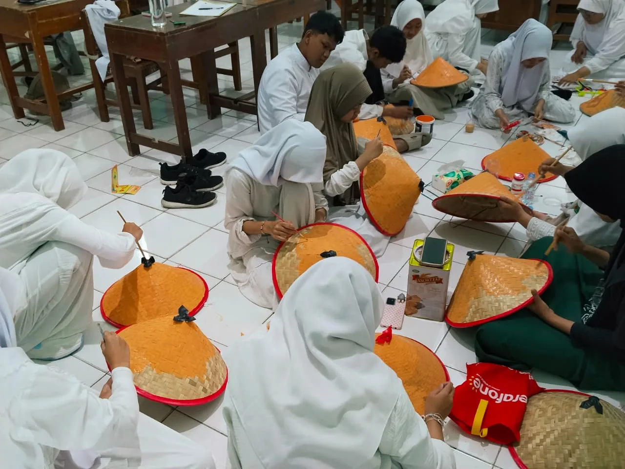 Antusiasme Murid MAN 3 Sleman Hias Caping Sambut Puncak Milad ke-35