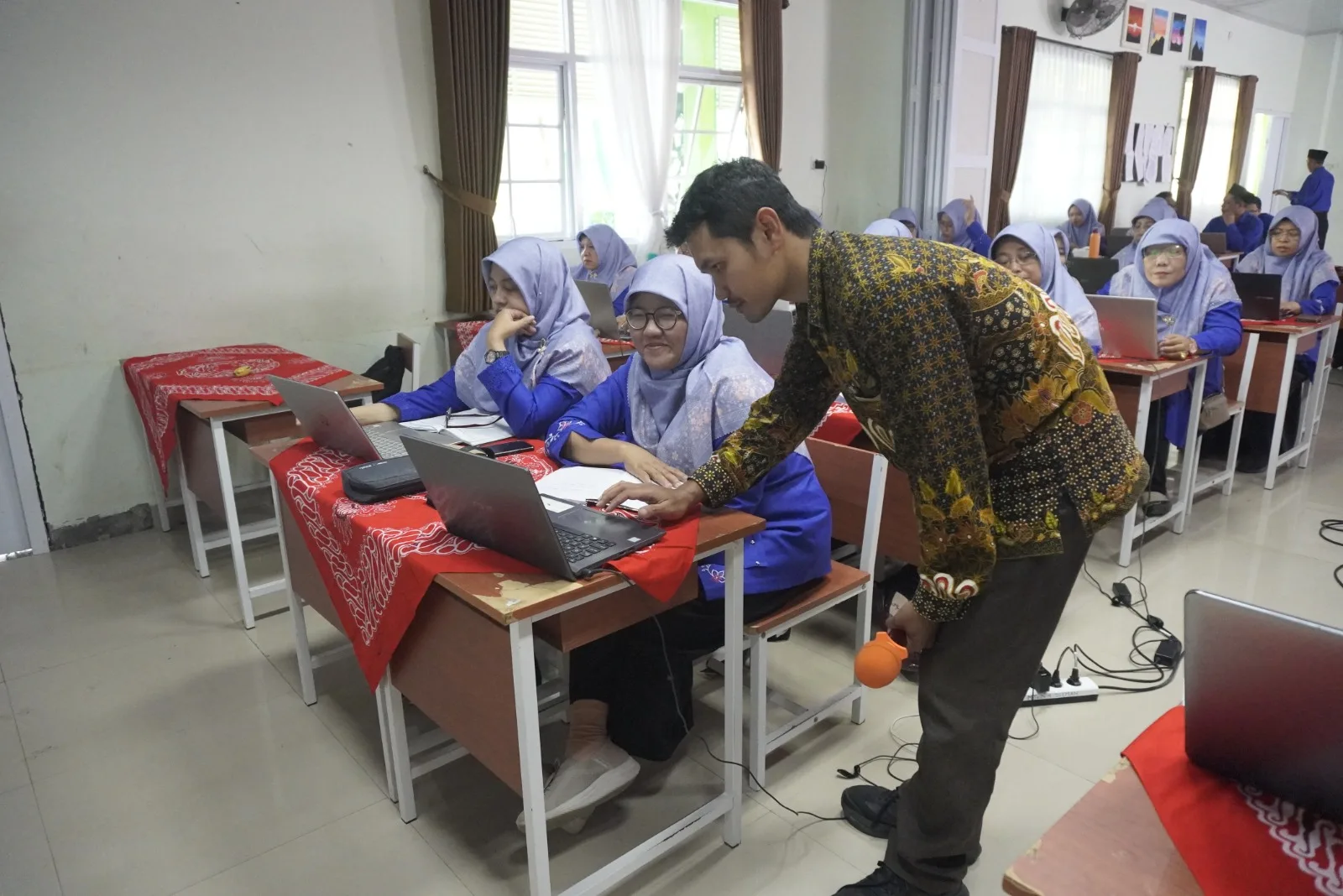 Tingkatkan Kompetensi Guru, MTsN 4 Sleman Adakan Workshop Coding dan AI