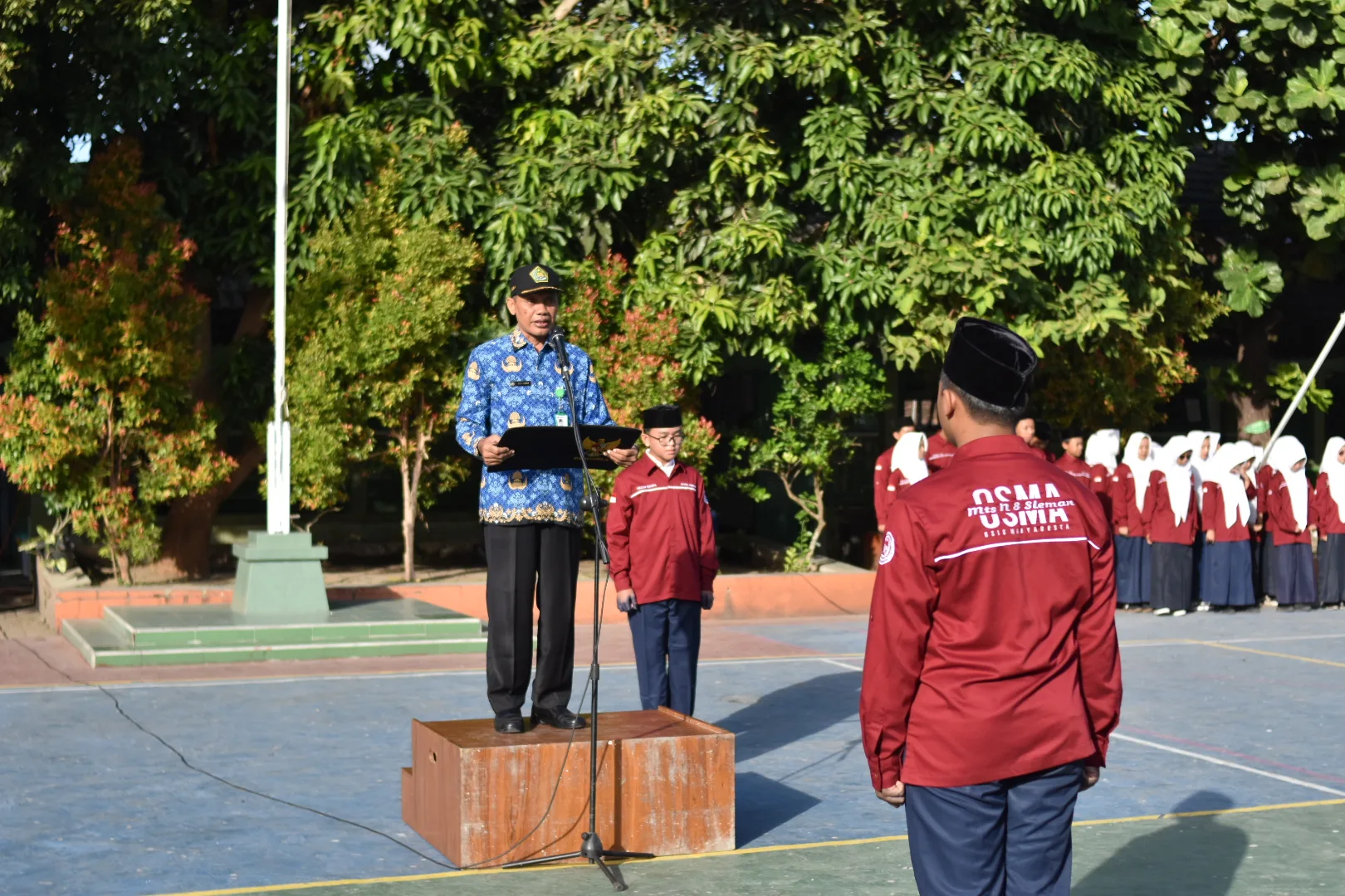 Upacara MTsN 8 Sleman Sampaikan Amanat Menteri PPPA, Gaungkan Tema “Sayang Anak, Lindungi dan Bangun Masa Depan”