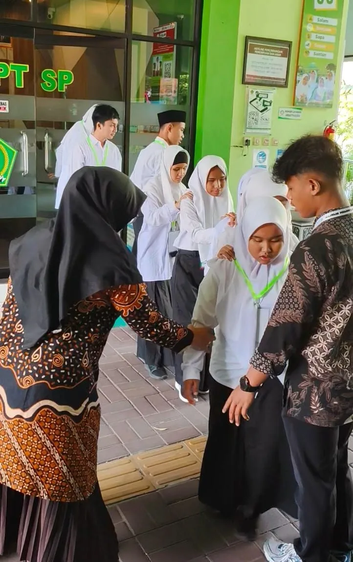 Kenalkan Lingkungan Madrasah : Tim ULD MAN 2 Sleman Berikan Orientasi Mobilitas bagi Murid Disabilitas