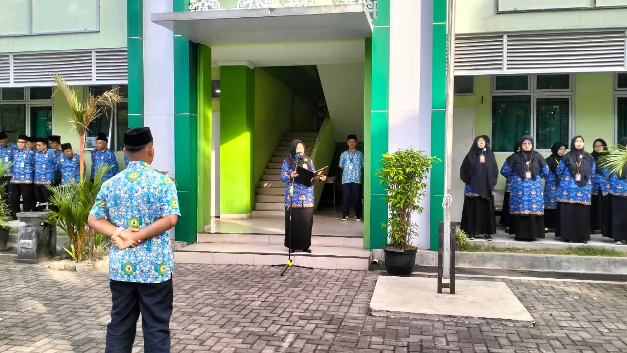 Kepala MTsN 9 Sleman Bacakan Sambutan Menteri PPPA pada Upacara Peringatan Hari Anak Nasional ke-42