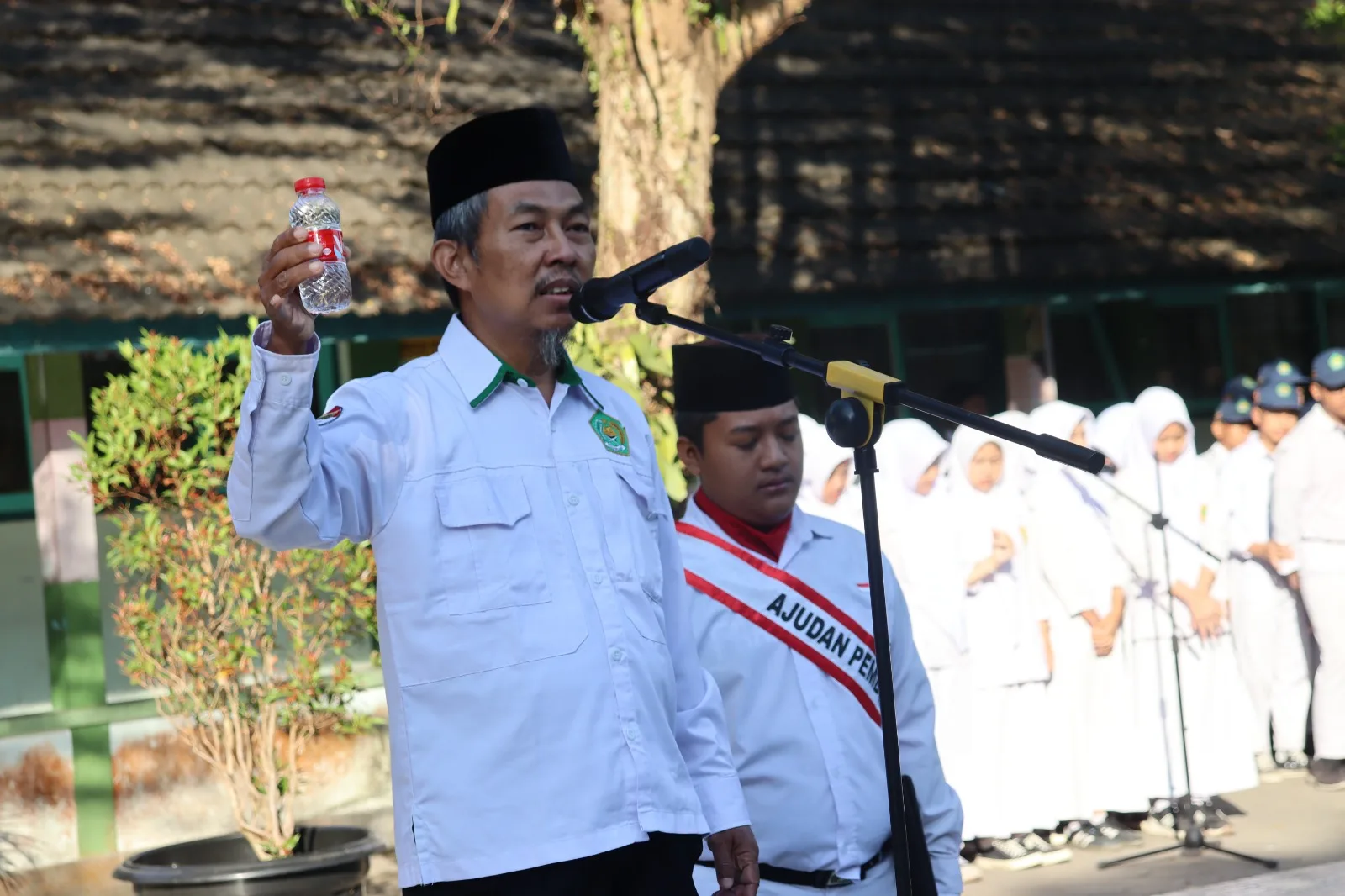 Selenggaraan Upacara, MTsN 7 Sleman Ajarkan Rukun Islam Melalui Botol dan Lima Jari