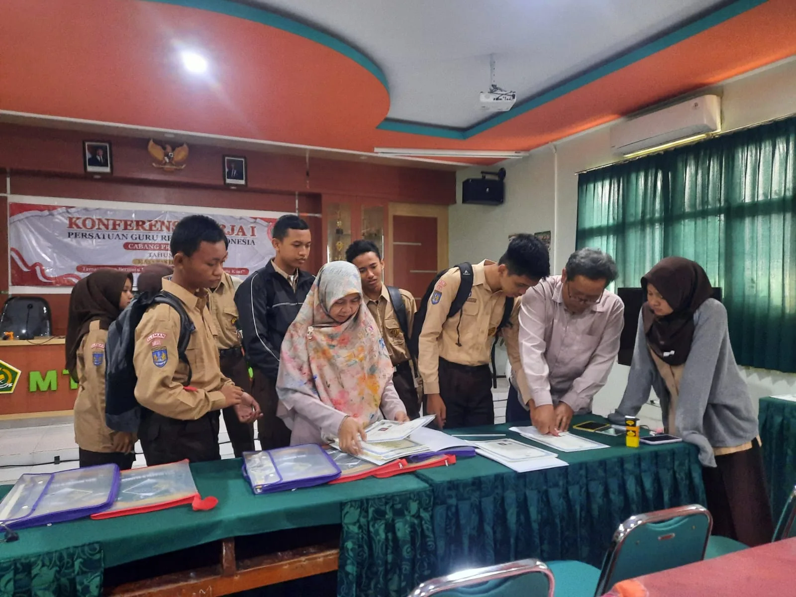 MTsN 8 Sleman Gelar Laksanakan Cap Tiga Jari Ijazah Murid Kelas IX