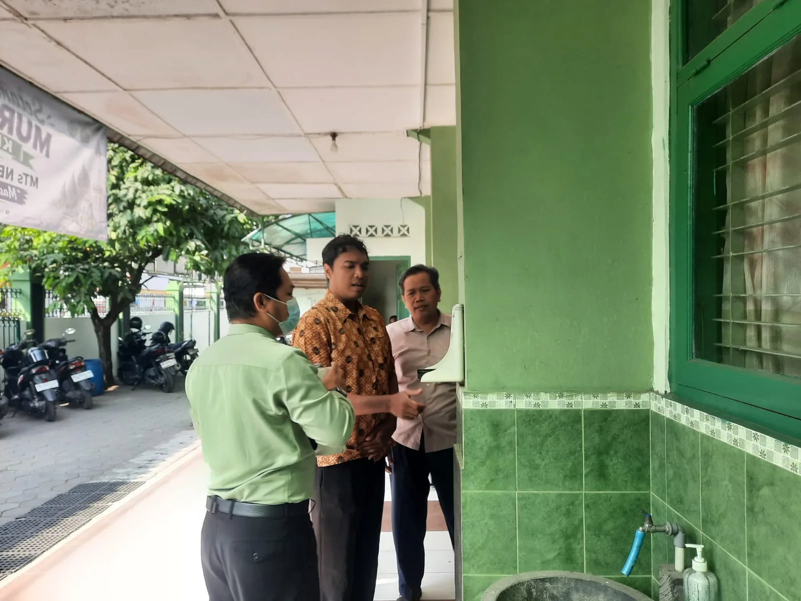 Perkuat Transformasi, MTsN 8 Sleman dan JMD Pasang Alat Presensi Digital bagi Murid