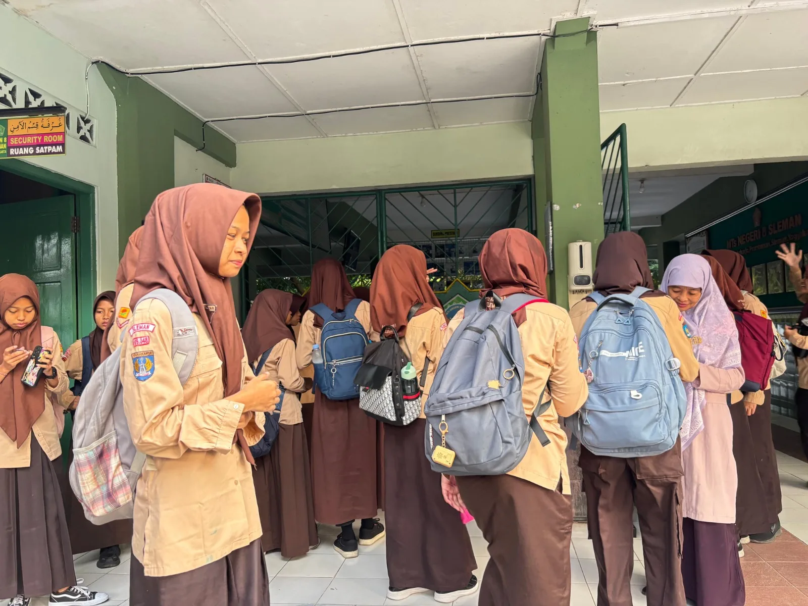 Sapa Mentari, MTsN 8 Sleman Gelar Periksa Kerapian Kuku Murid Setiap Jumat