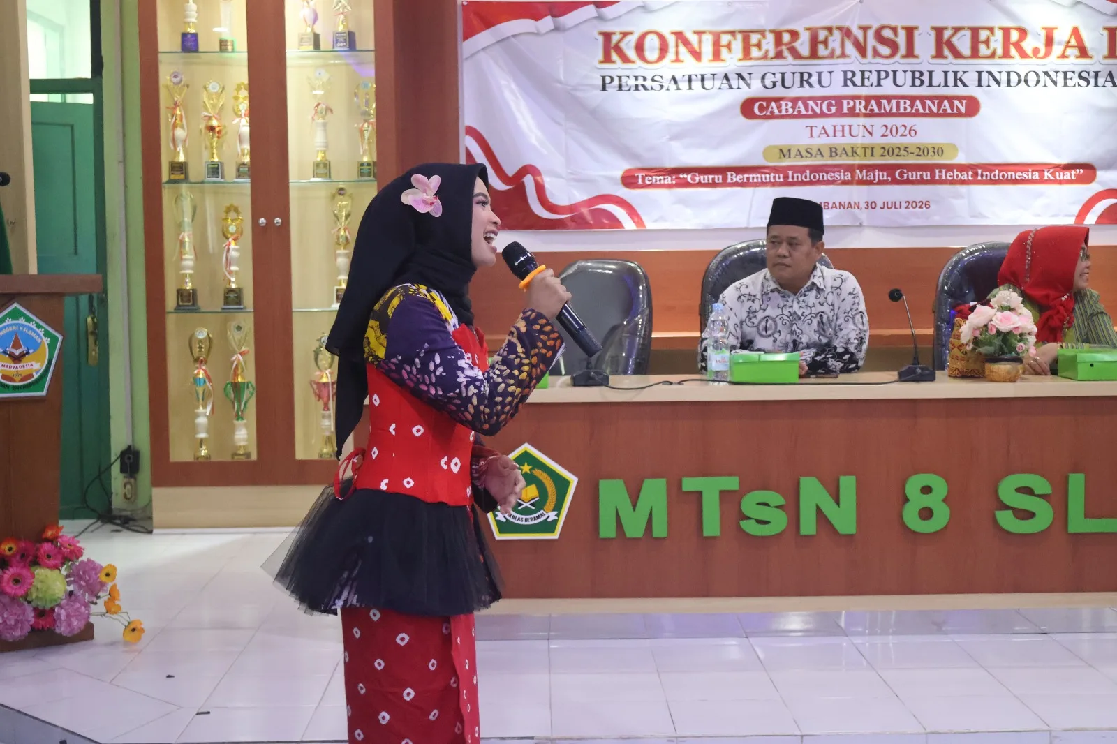 Guru dan Murid  MTsN 8 Sleman Tampil Menawan pada Konferensi Kerja PGRI Cabang Prambanan