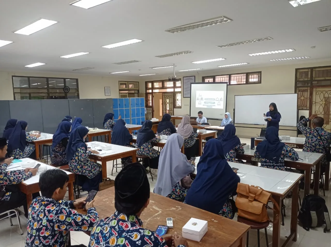 Optimalisasi Fungsi Laboratorium, Guru IPA MTsN 8 Sleman Ikuti Pelatihan FMIPA UNY